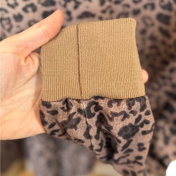 🐆 Leopard Print Pullover Long Sleeve Top, Size Large - Picture 7 of 13